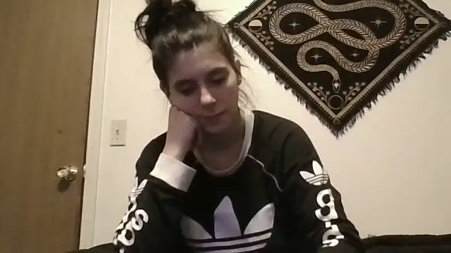Prettypixie113 online show from 10/28/25, 02:42