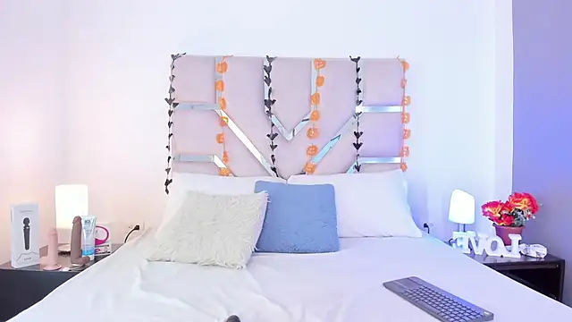 Thayler jones online show from 10/31/25, 11:22