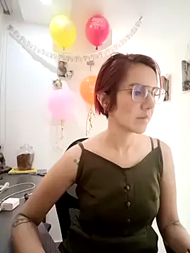 Snapshot of your_red_rose_ chatting on 12/04/24, 04:49 your red rose online show from 12/04/24, 04:49