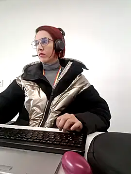 Snapshot of your_red_rose_ chatting on 12/18/24, 01:45 your red rose online show from 12/18/24, 01:45