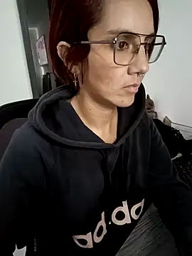 Snapshot of your_red_rose_ chatting on 01/13/25, 10:35 your red rose online show from 01/13/25, 10:35