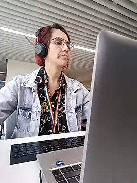 Snapshot of your_red_rose_ chatting on 01/16/25, 04:28 your red rose online show from 01/16/25, 04:28