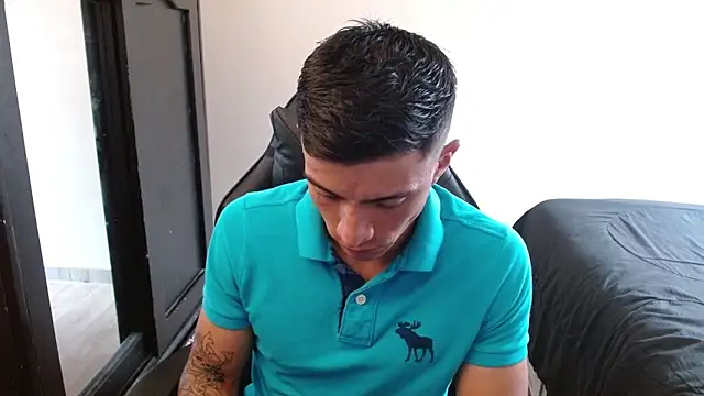 Snapshot of kv___xxx_ chatting on 10/28/25, 03:47 kv xxx online show from 10/28/25, 03:47