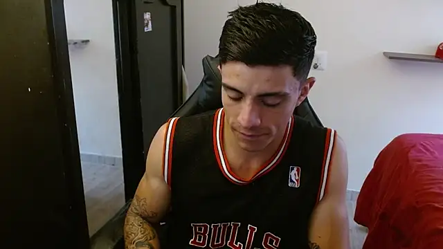 Snapshot of kv___xxx_ chatting on 11/28/25, 08:33 kv xxx online show from 11/28/25, 08:33