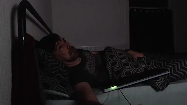 Snapshot of willybewild chatting on 11/08/25, 02:01 willybewild online show from 11/08/25, 02:01