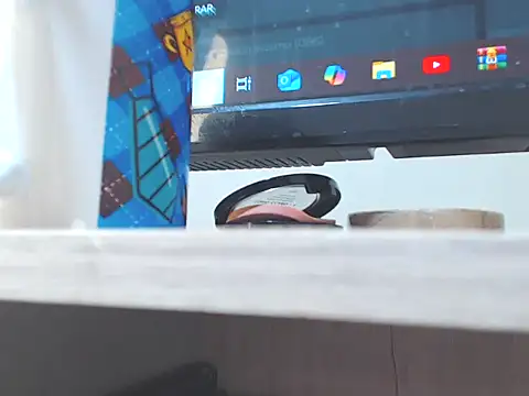 emassquirt28 online show from 10/29/25, 05:42