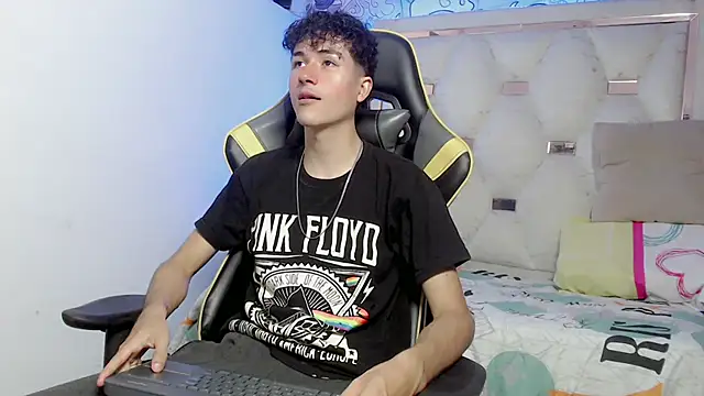 Snapshot of johnny_cagee chatting on 11/14/25, 04:00 johnny cagee online show from 11/14/25, 04:00