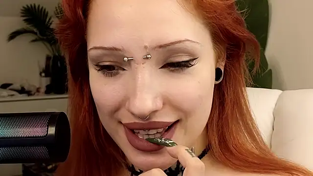 Snapshot of violetviolator chatting on 03/20/25, 04:20 violetviolator online show from 03/20/25, 04:20