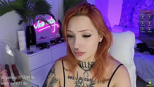 Snapshot of violetviolator chatting on 09/17/25, 04:36 violetviolator online show from 09/17/25, 04:36