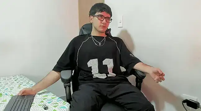 Snapshot of leo030809 chatting on 12/03/24, 11:24 leo030809 online show from 12/03/24, 11:24