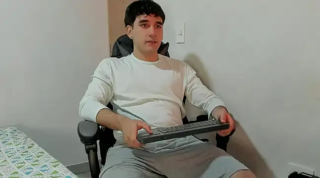 Snapshot of leo030809 chatting on 12/06/24, 01:18 leo030809 online show from 12/06/24, 01:18