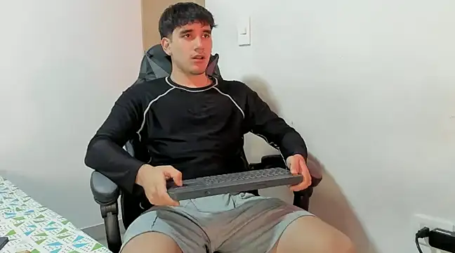 Snapshot of leo030809 chatting on 12/18/24, 12:32 leo030809 online show from 12/18/24, 12:32