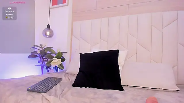 Snapshot of SaraMonroe1 chatting on 02/06/25, 10:43 SaraMonroe1 online show from 02/06/25, 10:43