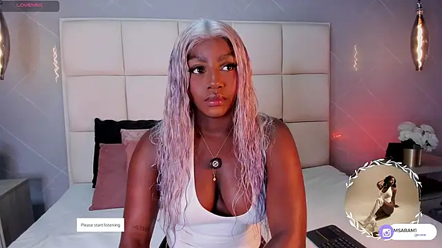 Snapshot of SaraMonroe1 chatting on 11/08/25, 11:32 SaraMonroe1 online show from 11/08/25, 11:32