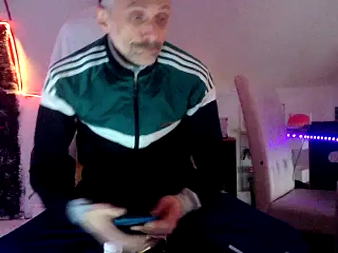 Snapshot of unclestefansdick chatting on 12/28/24, 01:17 unclestefansdick online show from 12/28/24, 01:17