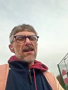 Snapshot of unclestefansdick chatting on 03/03/25, 10:06 unclestefansdick online show from 03/03/25, 10:06