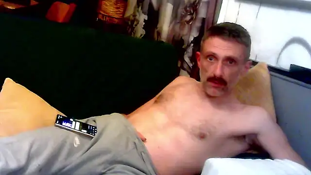 Snapshot of unclestefansdick chatting on 10/10/25, 12:20 unclestefansdick online show from 10/10/25, 12:20