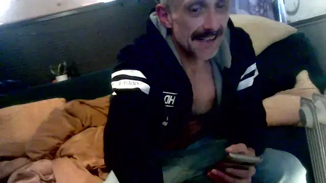 Snapshot of unclestefansdick chatting on 10/18/25, 12:28 unclestefansdick online show from 10/18/25, 12:28