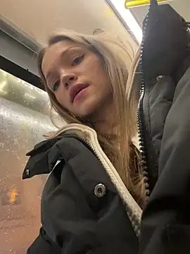 Snapshot of KitteCat chatting on 12/18/24, 04:06 KitteCat online show from 12/18/24, 04:06