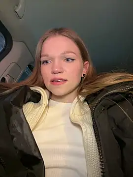 Snapshot of KitteCat chatting on 12/18/24, 07:08 KitteCat online show from 12/18/24, 07:08