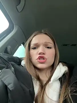 Snapshot of KitteCat chatting on 12/20/24, 08:28 KitteCat online show from 12/20/24, 08:28