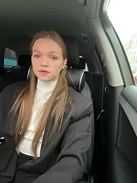 Snapshot of KitteCat chatting on 12/21/24, 10:50 KitteCat online show from 12/21/24, 10:50