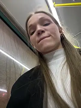 Snapshot of KitteCat chatting on 12/21/24, 01:53 KitteCat online show from 12/21/24, 01:53