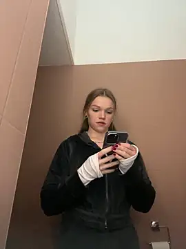 Snapshot of KitteCat chatting on 12/26/24, 11:43 KitteCat online show from 12/26/24, 11:43