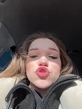 Snapshot of KitteCat chatting on 03/09/25, 11:03 KitteCat online show from 03/09/25, 11:03