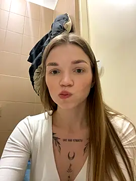 Snapshot of KitteCat chatting on 10/08/25, 12:03 KitteCat online show from 10/08/25, 12:03