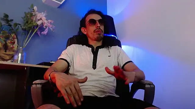 Snapshot of Sr_Magnus_ chatting on 03/19/25, 10:44 Sr Magnus online show from 03/19/25, 10:44