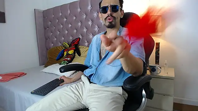 Snapshot of Sr_Magnus_ chatting on 09/22/25, 04:58 Sr Magnus online show from 09/22/25, 04:58