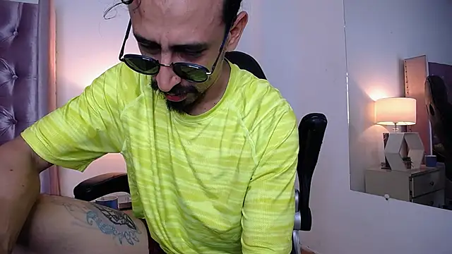 Snapshot of Sr_Magnus_ chatting on 09/25/25, 06:39 Sr Magnus online show from 09/25/25, 06:39