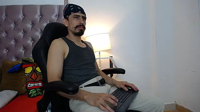 Snapshot of Sr_Magnus_ chatting on 10/03/25, 05:15 Sr Magnus online show from 10/03/25, 05:15