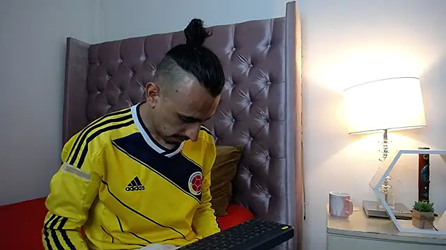 Snapshot of Sr_Magnus_ chatting on 10/07/25, 07:27 Sr Magnus online show from 10/07/25, 07:27