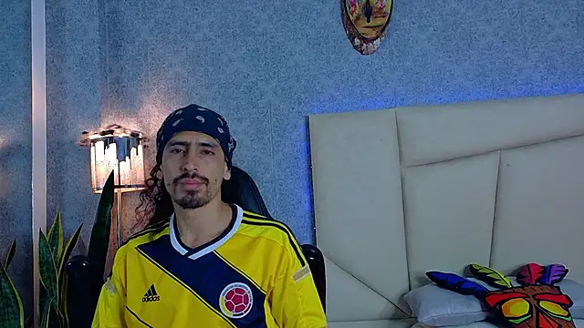 Snapshot of Sr_Magnus_ chatting on 10/18/25, 10:43 Sr Magnus online show from 10/18/25, 10:43