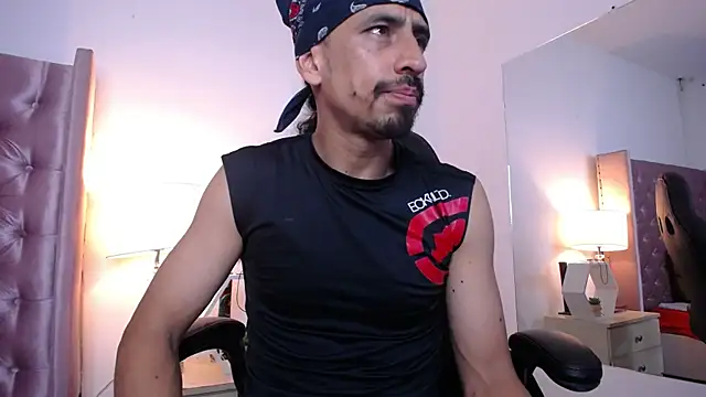 Snapshot of Sr_Magnus_ chatting on 10/20/25, 06:36 Sr Magnus online show from 10/20/25, 06:36