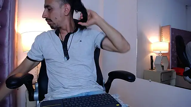 Snapshot of Sr_Magnus_ chatting on 10/21/25, 08:04 Sr Magnus online show from 10/21/25, 08:04