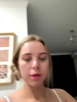 Snapshot of SIlviaBeyt chatting on 09/25/25, 12:14 SIlviaBeyt online show from 09/25/25, 12:14