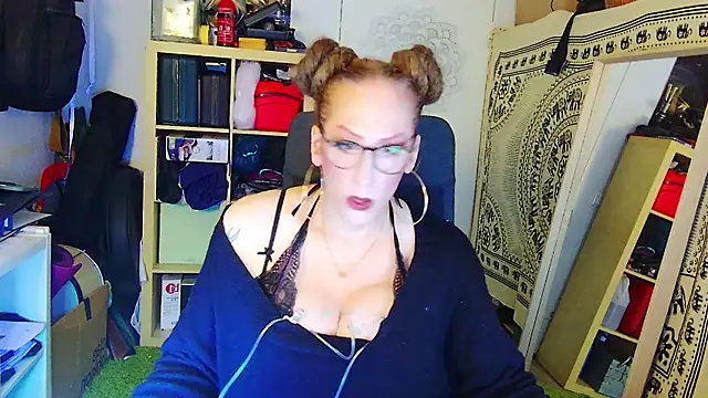 Snapshot of MaxiEmily chatting on 02/10/25, 12:41 MaxiEmily online show from 02/10/25, 12:41