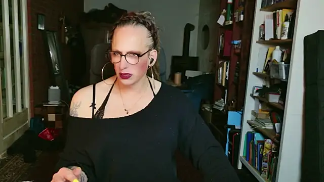 Snapshot of MaxiEmily chatting on 10/25/25, 12:51 MaxiEmily online show from 10/25/25, 12:51