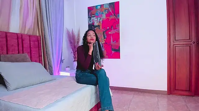 Snapshot of AntonellaHall_ chatting on 12/07/24, 12:35 AntonellaHall online show from 12/07/24, 12:35