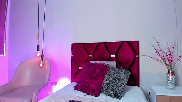 Snapshot of AntonellaHall_ chatting on 12/28/24, 12:24 AntonellaHall online show from 12/28/24, 12:24