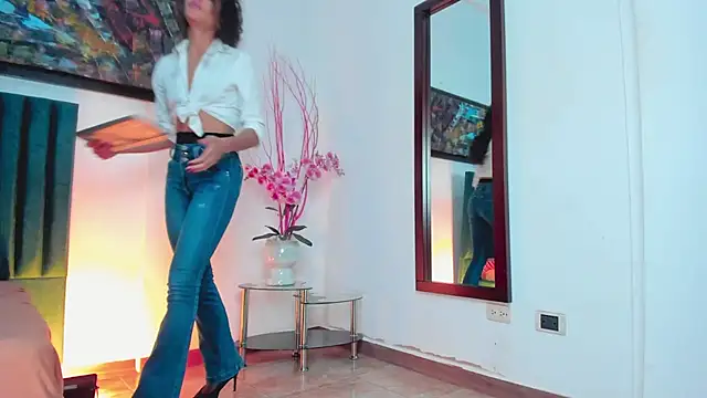 Snapshot of AntonellaHall_ chatting on 03/22/25, 09:42 AntonellaHall online show from 03/22/25, 09:42