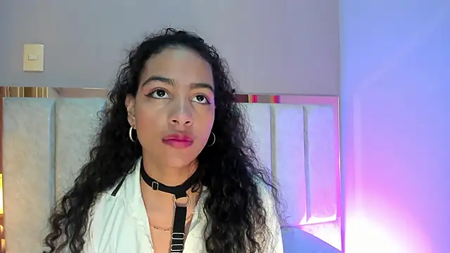 Snapshot of AntonellaHall_ chatting on 11/14/25, 11:42 AntonellaHall online show from 11/14/25, 11:42