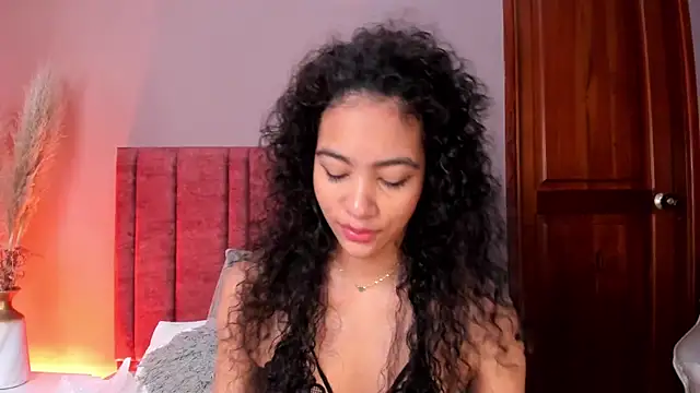 Snapshot of AntonellaHall_ chatting on 11/21/25, 12:04 AntonellaHall online show from 11/21/25, 12:04