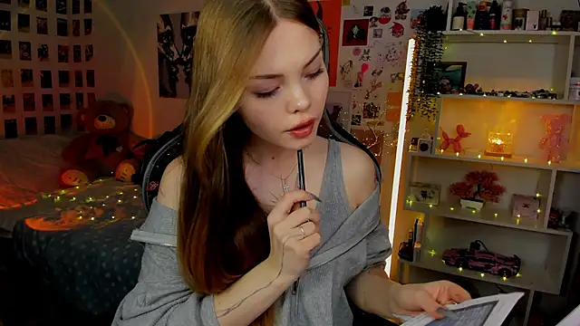 Snapshot of AkiraKatsu chatting on 11/23/25, 10:15 AkiraKatsu online show from 11/23/25, 10:15