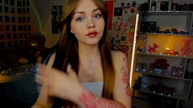 Snapshot of AkiraKatsu chatting on 12/20/25, 11:06 AkiraKatsu online show from 12/20/25, 11:06