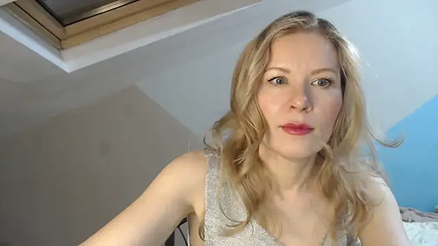 Snapshot of Juli_julyyy chatting on 12/07/24, 11:45 Juli julyyy online show from 12/07/24, 11:45