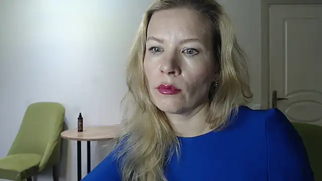 Snapshot of Juli_julyyy chatting on 12/24/24, 04:55 Juli julyyy online show from 12/24/24, 04:55